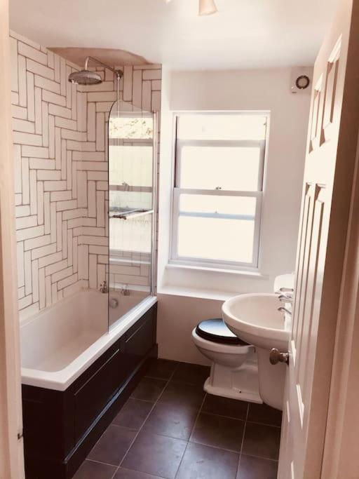 شقة لندن  في Stylish New Listing! Free Parking, Trendy Location المظهر الخارجي الصورة